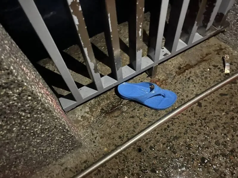 李男的拖鞋遺留在現場。(圖/基隆市消防局提供)