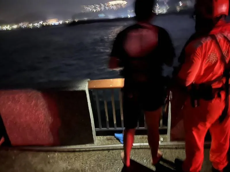 警消24日晚間搜救畫面。(圖/基隆市消防局提供)