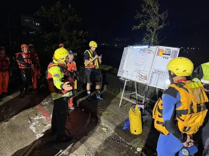 警消24日晚間搜救畫面。(圖/基隆市消防局提供)