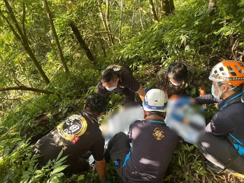 搜救人員將賴男遺體運下山。（圖／民眾提供）
