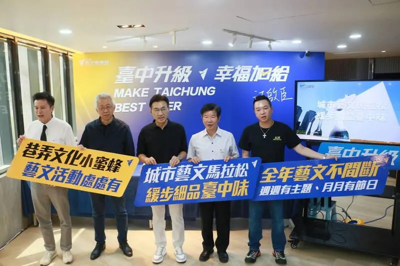前台中縣文化局長陳志聲（右二）28日上午病逝台中榮總醫院，享壽66歲。（圖／江啟臣辦公室提供）