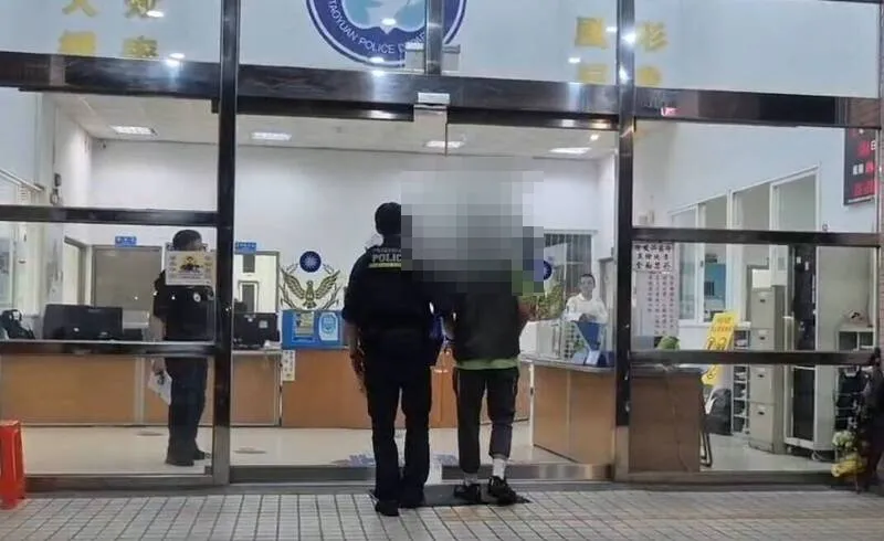 桃園1名湯姓男子(右1)涉嫌在網路發布「女學生被擄」不實貼文引起恐慌。(圖/翻攝畫面)