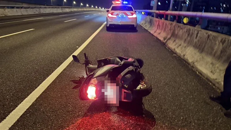 陳男不明原因棄車墜橋,機車被留在墜橋處附近約2公里之處。(圖/翻攝畫面)