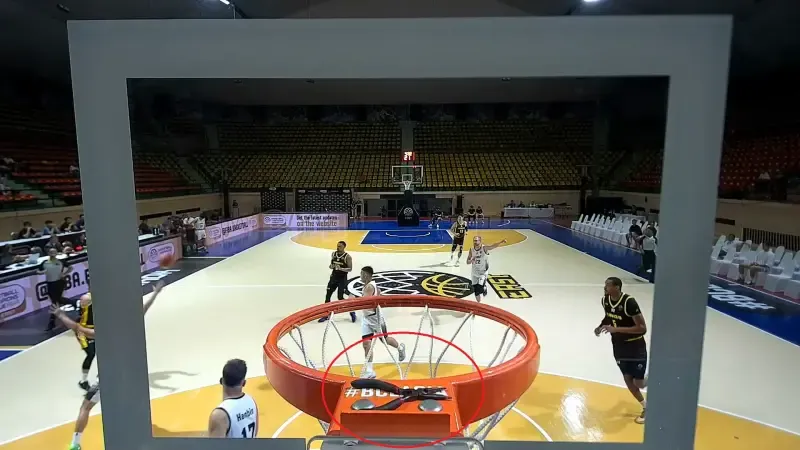 新北國王5日參加BCL EAST資格賽時，籃框上方還放著一把尖嘴鉗。（圖／翻攝自FIBA Basketball YT）