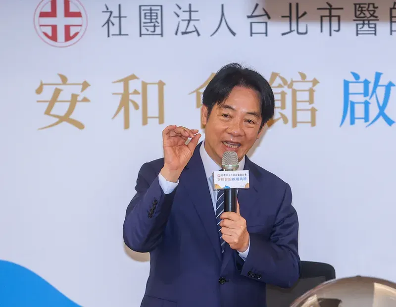 總統賴清德13日出席台北市醫師公會新會館啟用典禮暨80週年慶公益藝術展，並致詞發表談話。（圖／中央社）