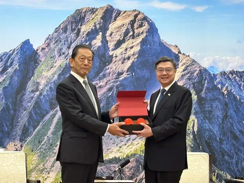 行政院長卓榮泰（右）5日接見日本台灣交流協會會長隅修三（左）等人，並於致詞時感謝日本首相高市早苗日前對台海地區穩定、和平的一席正義談話。（圖/中央社）