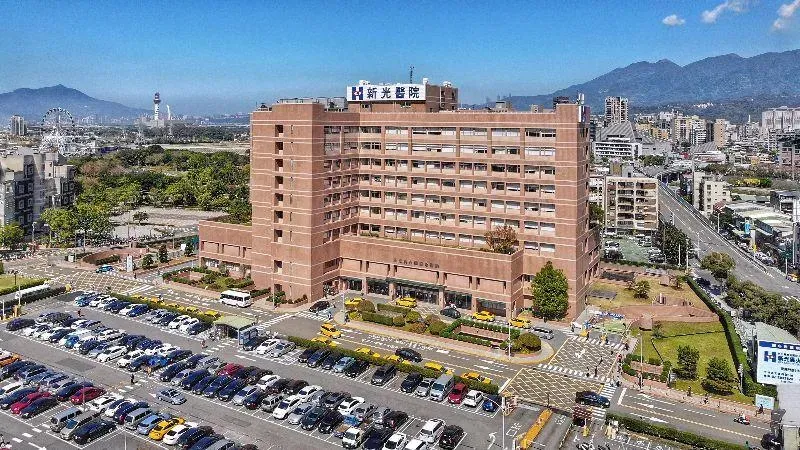 新光醫院自2023年11月至明年1月，輪值三班護理人員累計調薪幅度已超過25%。（圖／新光醫院官網）