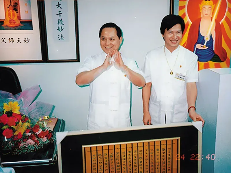 侯娟妃是妙禪（右）弟子，她的前夫家則是信奉妙天（左），家人認為侯娟妃信仰改變後被洗腦。（圖／翻攝釋迦牟尼佛救世基金會官網）