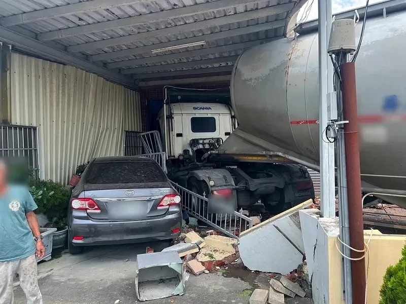 屏東潮州聯結車失控衝撞民宅，車頭撞進鐵皮遮棚現場狼藉。（圖／警方提供）