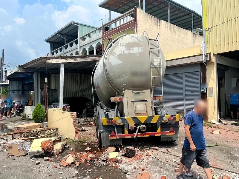 62歲洪男駕駛聯結車為撿水瓶分心，導致車輛偏離撞進民宅。（圖／警方提供）