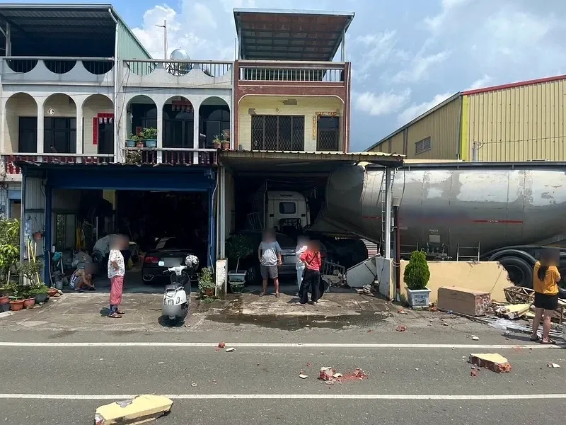 聯結車撞入潮州民宅發出巨響，波及鄰近住家引發居民圍觀。（圖／警方提供）
