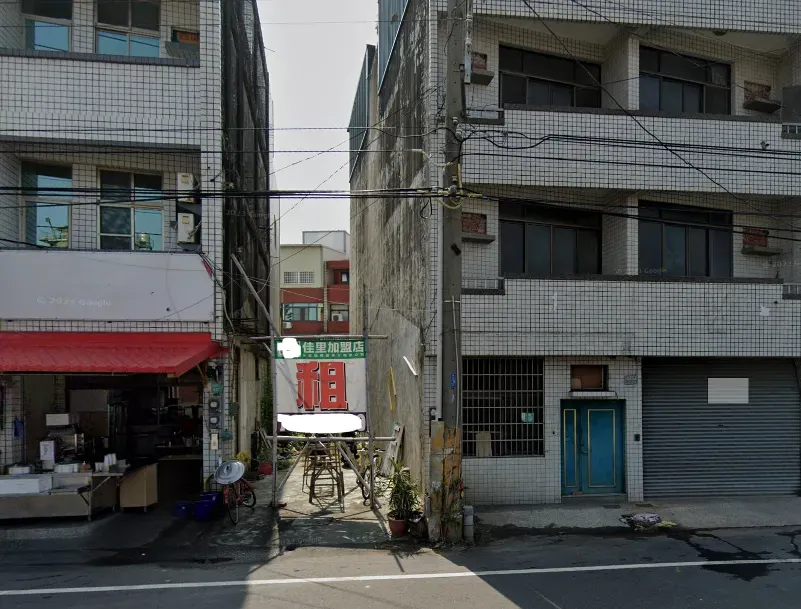 帆布車庫式的「蝦皮店到店」前身曝光，從google街景可見，原本是塊狹長形空地。（圖／翻攝自Google地圖）