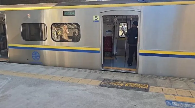 台鐵8日下午一列由潮州開往后里的3178次區間車，在行經彰化與台中之間的烏日路段時，車廂內突然竄出大量不明氣體與濃煙，導致現場煙霧迷漫，突如其來的狀況嚇壞大批目擊旅客。（圖／dolidozi_0801 授權提供）