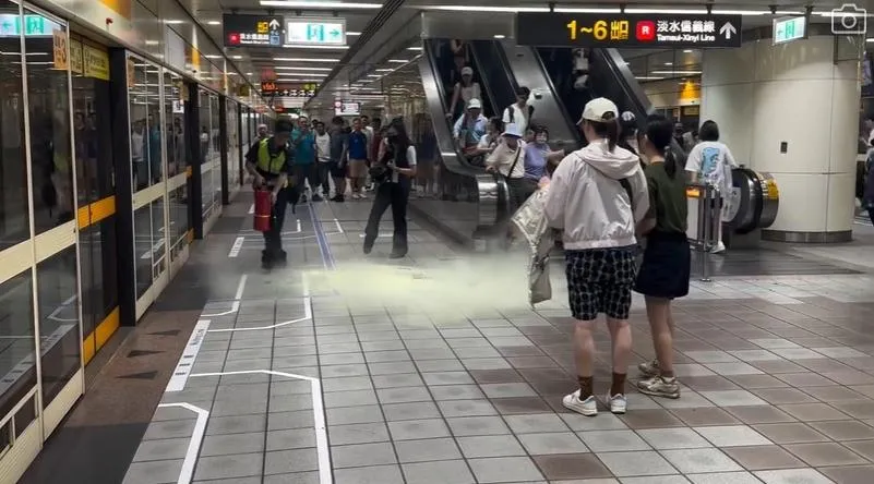 台北捷運中和新蘆線的民權西路站,在今(18)日下午傍晚時分驚傳一起驚險的行動電源起火意外。(圖/網友jasmine_chingi 提供)