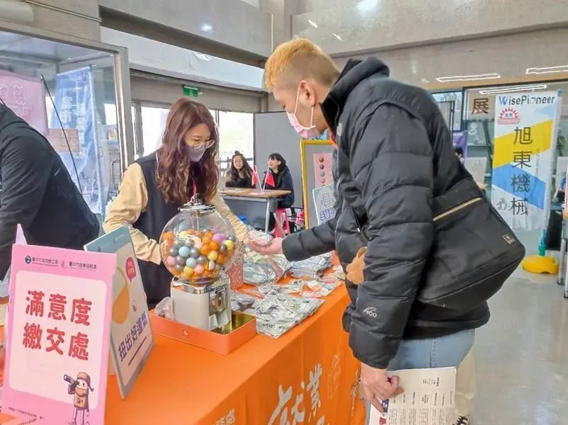 求職民眾繳交活動滿意度換取精美小禮物。（圖／台中市政府勞工局提供）