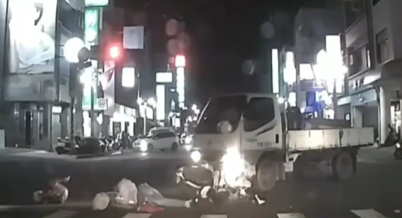 嘉市發生小貨車與「4貼機車」碰撞事故。（圖／翻攝畫面）