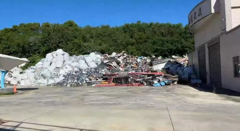 小琉球資源回收物清運經15次流標,島上累積1500公噸資收物;經屏東縣環保局介入邀標,今天才順利決標。(圖/翻攝畫面)