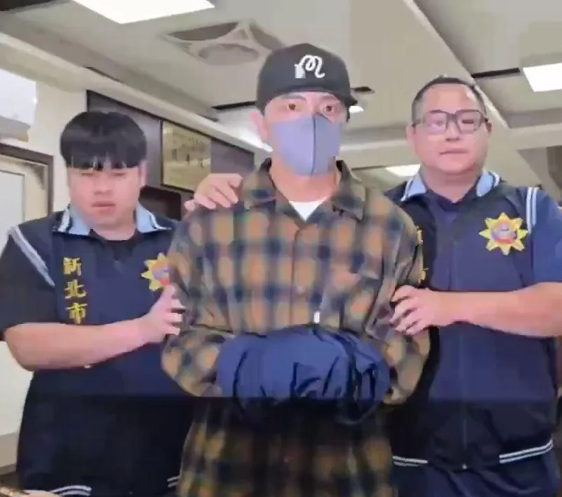 坤達涉閃兵案被上銬帶出警局，直送新北地檢署複訊。（資料照／翻攝畫面）