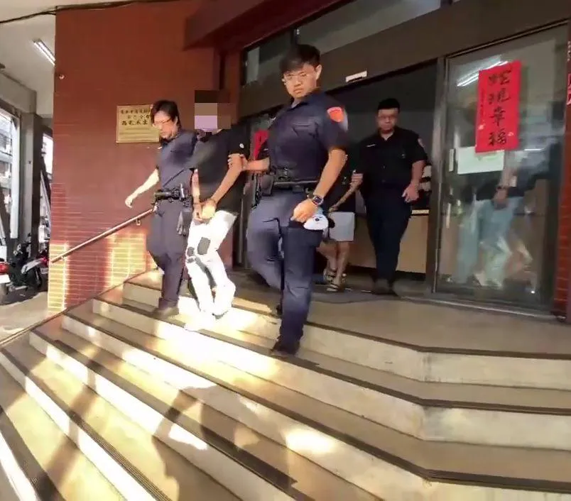 警方逮捕主嫌趙男等5人送辦。(圖/中天新聞)
