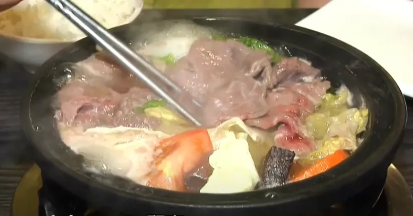 一名女顧客用餐時發現餐具上有蚊子停留，向店員反映後不滿處理態度，要求退款並揚言報警。（示意圖，非當事店家／中天新聞）