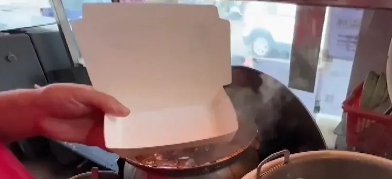 紙碗、餐盒內薄薄的一層塑膠淋膜,材質大多是LDPE,遇上高溫恐會釋放出大量塑膠微粒,盛裝熱食並不安全。(示意圖/中天新聞)