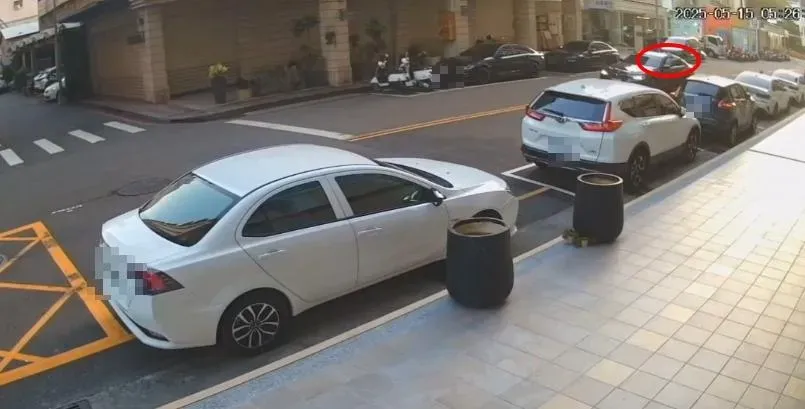 駕駛將身體伸出車窗外，並做出拋擲油漆桶的動作。（圖／翻攝畫面）
