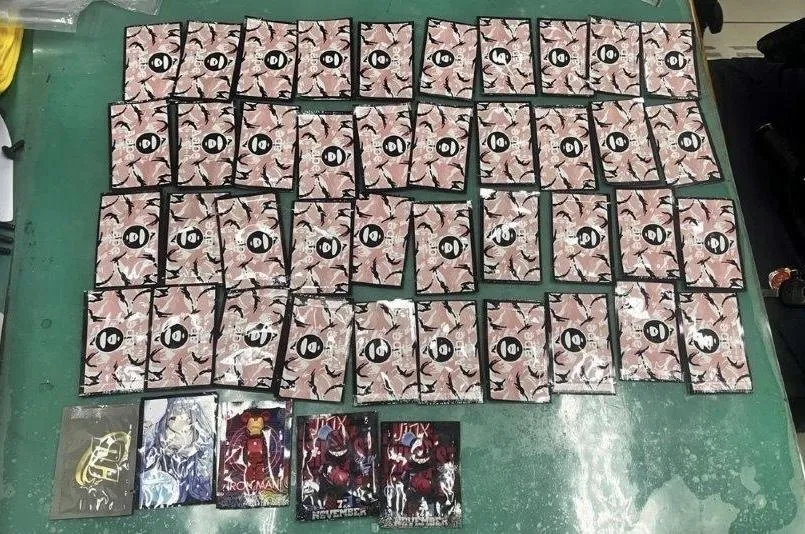 男子持有大量仿潮牌包裝毒咖啡。（圖／翻攝畫面）