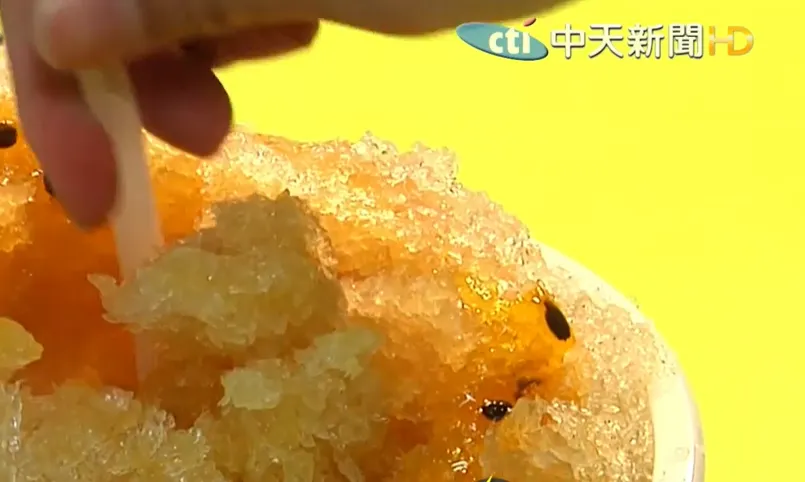 許多女性在生理期間盡量減少吃冰，就怕冰涼食物加劇經痛。（示意圖／中天新聞）