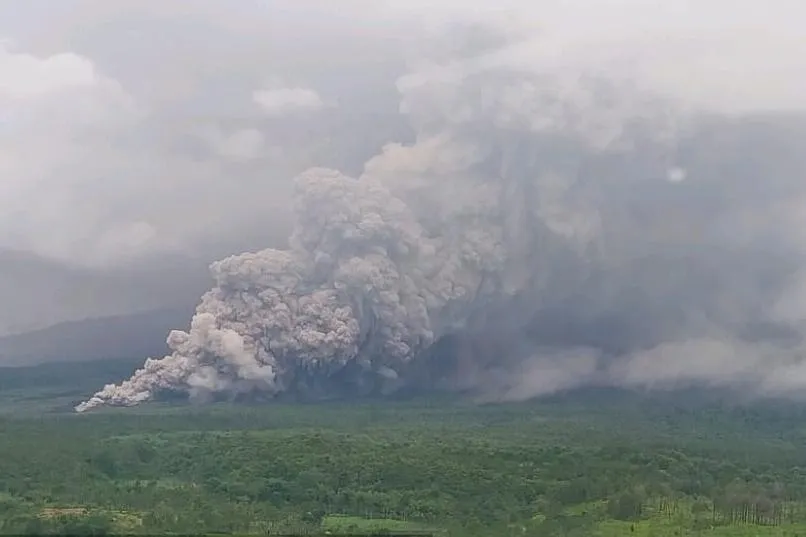 11月19日，塞梅魯火山噴發，火山碎屑流噴湧而出。（圖／美聯社）