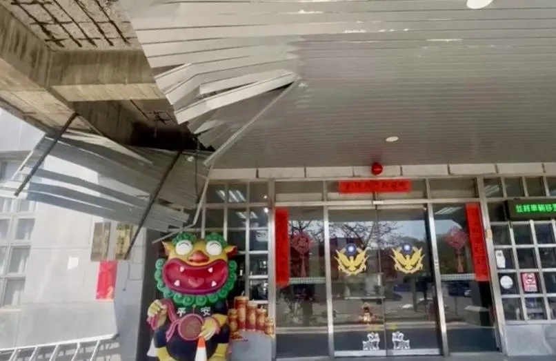 金湖分局門口水泥塊崩落砸破天花板。(圖/翻攝畫面)