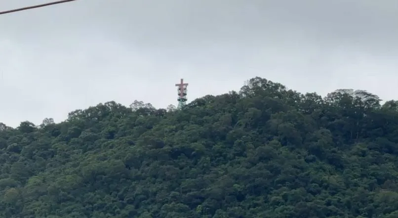 屏東夜空近來出現神祕紅光，引發高屏網友熱議。（圖／翻攝畫面）