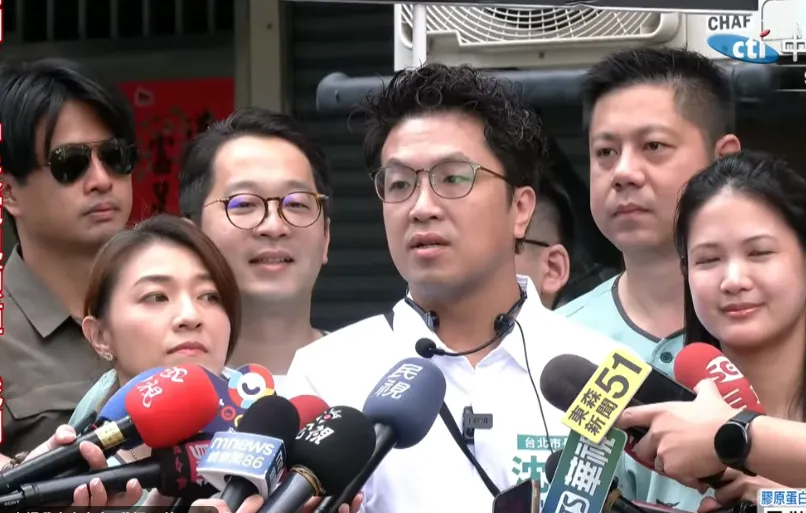 民進黨台北市長參選人沈伯洋2日一早前往大同區太平市場掃街拜票。（圖／中天新聞）