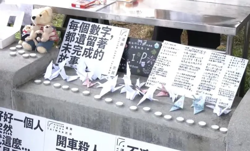 「還路於民行人路權促進會」今（25）日上午前往事發現場舉辦摺白紙鶴悼念活動。（圖／中天新聞）