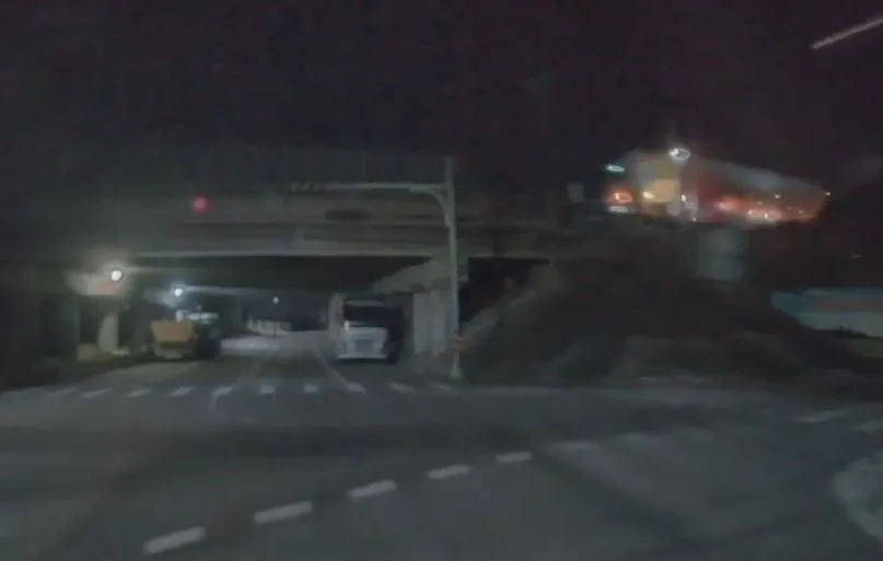 聯結車猛力撞上外側護欄與隔音牆。(圖/翻攝畫面)