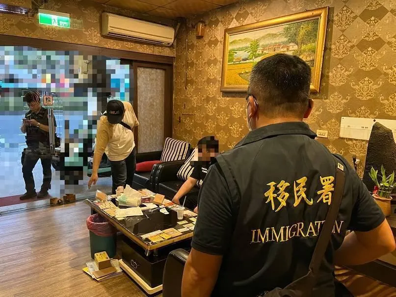 移民署嘉義專勤隊破獲高雄SPA會館暗藏春色,假仲介監護工名義,逼迫越南女子賣淫。(圖/移民署提供)
