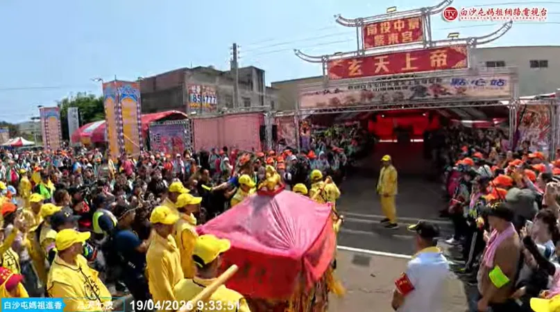 白沙屯媽祖停駕「中寮紫東宮」紅壇。（圖／翻攝自白沙屯媽祖網路電視台YouTube）