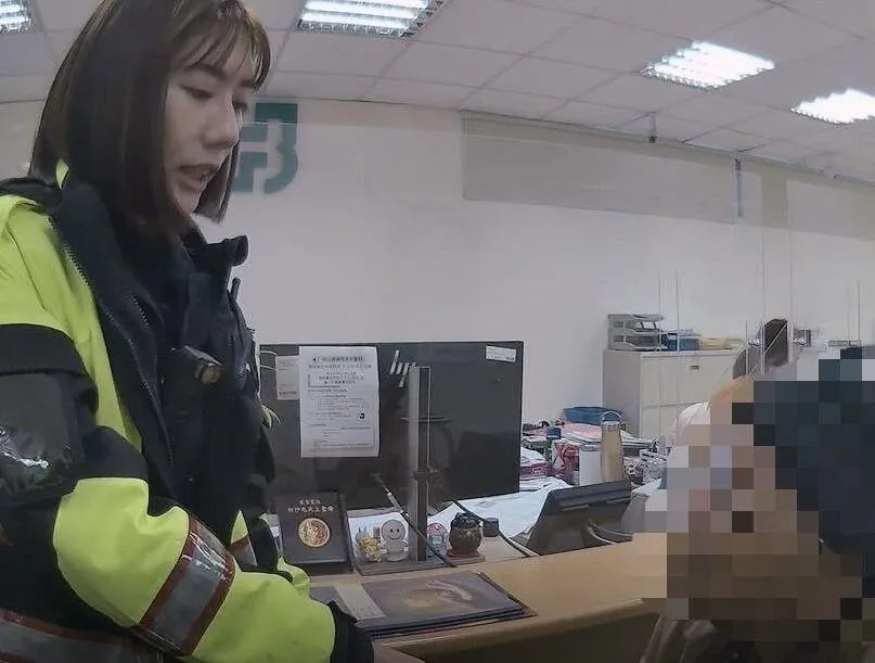 美女警陳昱如好言勸說「師父」打消解定存的念頭。（圖／翻攝畫面）