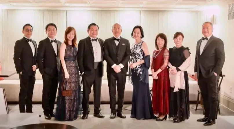 祝賀團成員全數著正裝參加晚宴。(圖/翻攝自影片)