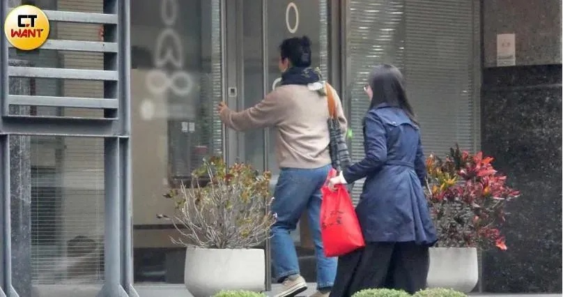 阿雅進入會場，目測現場約20人報名參加。（圖／CTWANT）