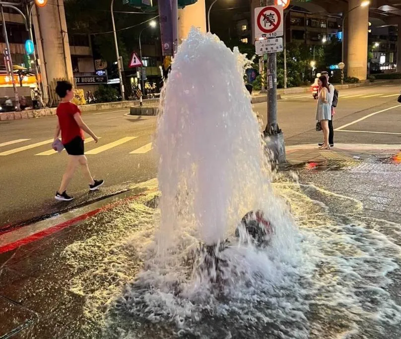 吊車駕駛未注意人行道上的消防栓，當場撞斷栓體導致大量自來水噴湧。（圖／網友yen.__.1201提供）