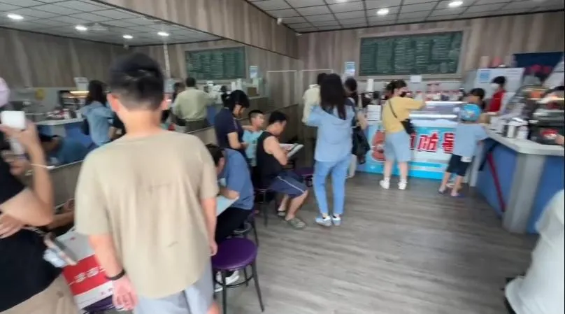 冰店老闆娘感性表示,感謝鄉親十多年來的一路相挺,希望透過「盆友大爆冰」回饋大家,讓大家能以親民價格與親友共享清涼。(圖/翻攝畫面)