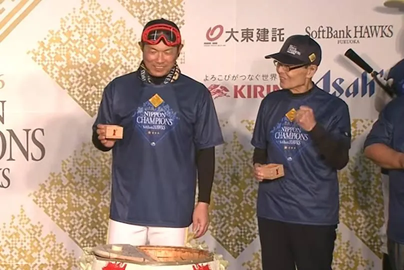 王貞治（右）開心痛飲。（圖／翻攝自パ・リーグtv）