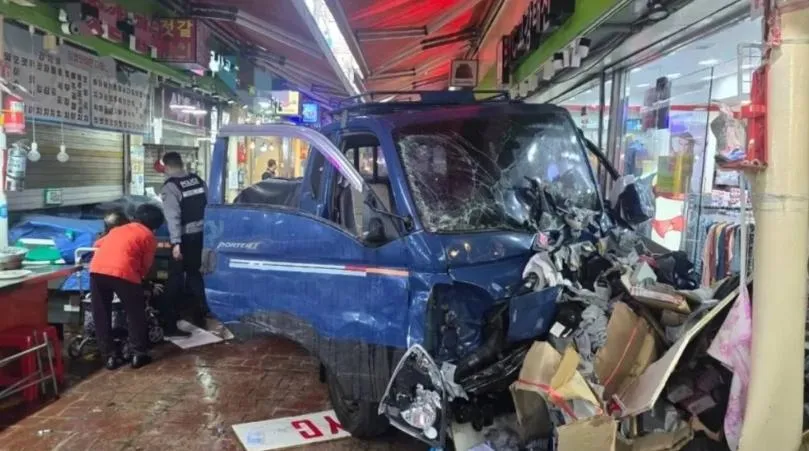 南韓一台貨車衝入市場衝撞人群。（圖／翻攝富川消防署）