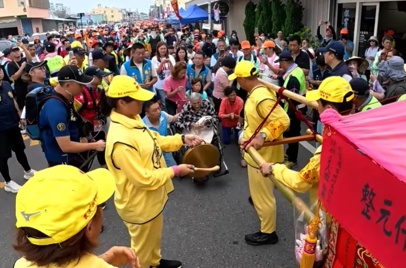 白沙屯媽祖特地停下給予阿公最溫暖的力量 。（圖／翻攝自白沙屯媽祖網路電視台）