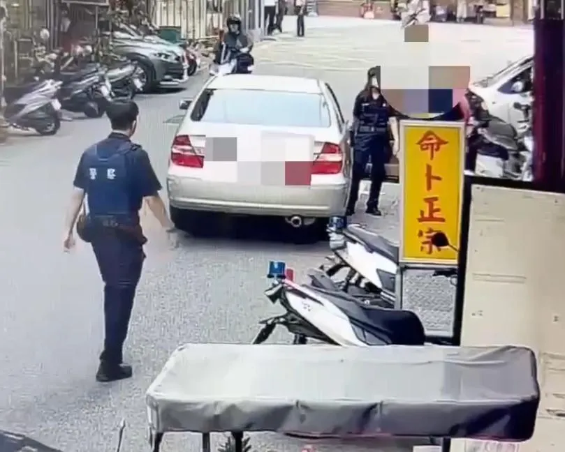 現場零件散落一地、多輛車受損，但駕駛座已空無一人。（圖／翻攝畫面）