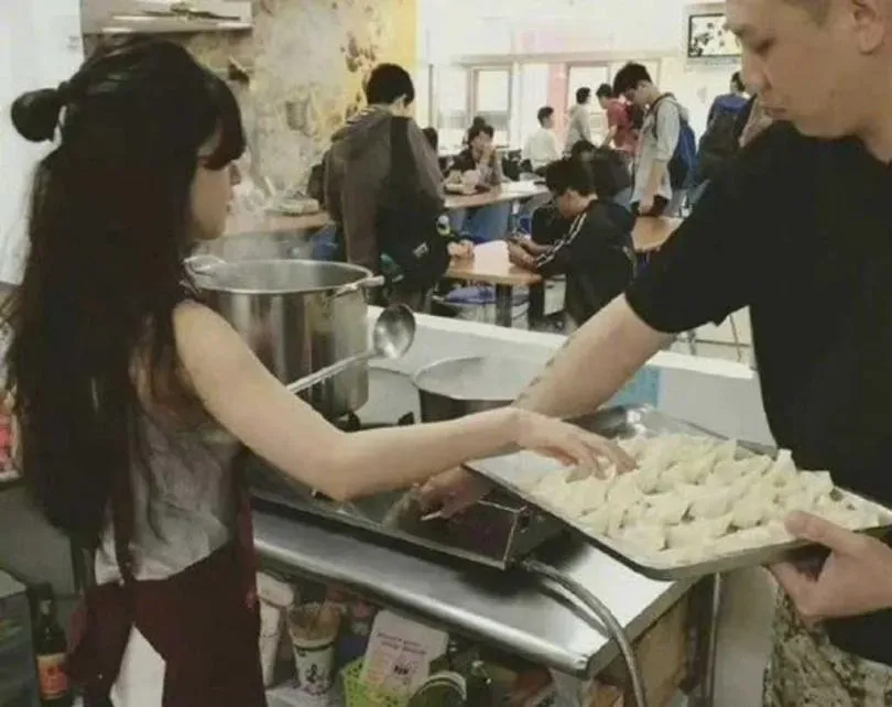 趙露思曾打工賣餛飩。（圖／翻攝自微博）