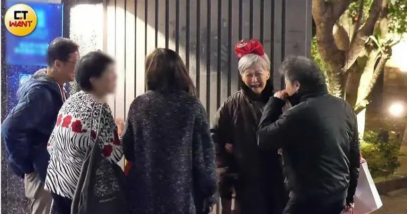庾媽媽有家人的陪伴與祝賀,笑得很開心。(圖/CTWANT提供)