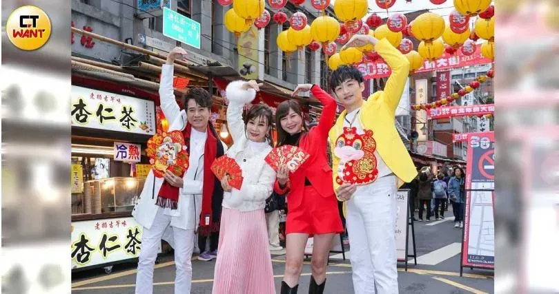 柯俊傑(左起)、龍千玉、林琇琪、葉諾帆逛年貨大街。(圖/CTWant)