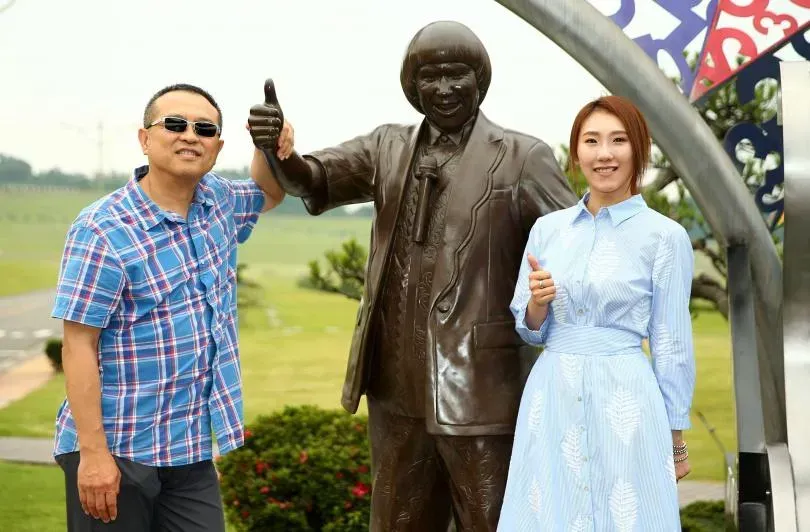 謝順福(左)當年陪謝金燕赴美生產,右為謝金晶。(圖/報系資料照)