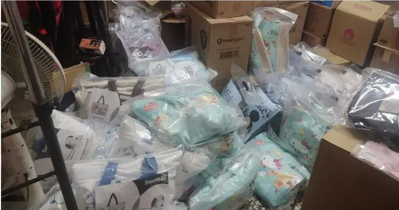 整間房間都被紙箱塞滿。（圖／翻攝臉書 全家便利商店 / 7-11 超商新品&好物分享區）